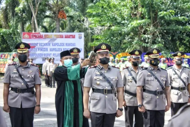Para kapolsek dan kasat reskrim diambil sumpah dalam jabatannya di halaman Mapolsek Mandau, Jumat (8/7/2022).